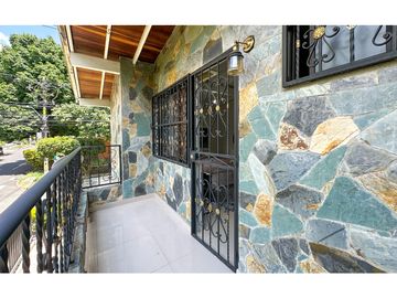 Espectacular casa esquinera en venta Laureles