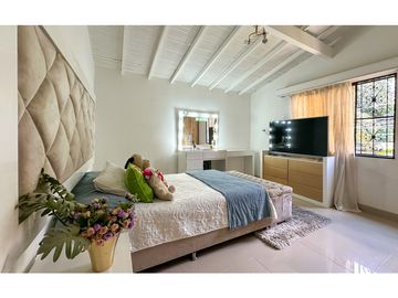 Espectacular casa esquinera en venta Laureles