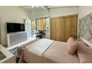 Espectacular casa esquinera en venta Laureles