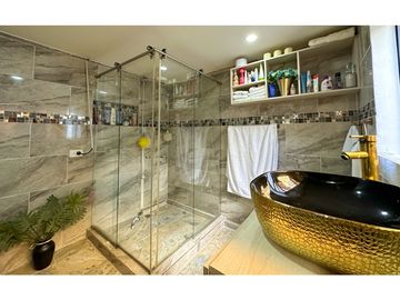 Espectacular casa esquinera en venta Laureles