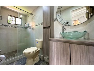 Espectacular casa esquinera en venta Laureles