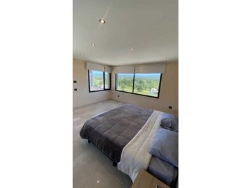 CASA DE CATEGORA EN COUNTRY CARLOS PAZ GOLF