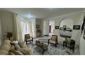Casa de dos pisos en venta Barrio Las Mercedes Palmira Valle Colombia