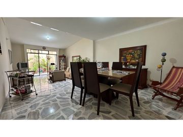 Casa de dos pisos en venta Barrio Las Mercedes Palmira Valle Colombia