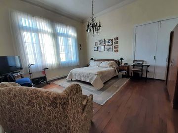 Oportunidad única, gran casona antigua bien conservada, ubic