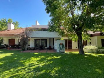 Casa  de 3/4 dormitorios con una excelente calidad y diseño