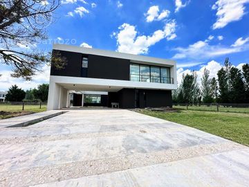 Venta Casa a estrenar en San Eliseo Country Golf en San Vicente - Canning.