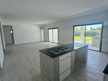Casa en  venta, 5 ambientes, Haras Santa Maria, Escobar, GBA Norte