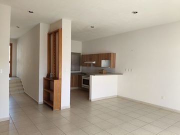 CASA EN VENTA EN JURIQUILLA