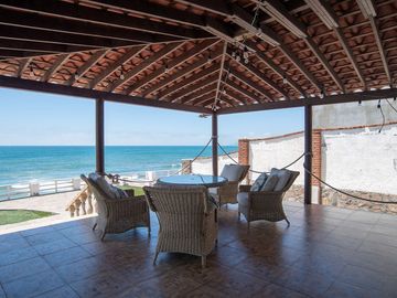 ¡Casa frente al mar con playa de arena por menos de $700 000!