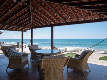¡Casa frente al mar con playa de arena por menos de $700 000!