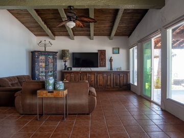 ¡Casa frente al mar con playa de arena por menos de $700 000!