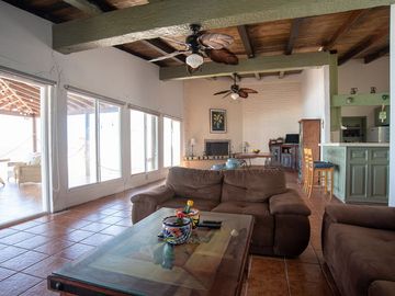 ¡Casa frente al mar con playa de arena por menos de $700 000!
