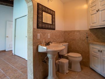 ¡Casa frente al mar con playa de arena por menos de $700 000!