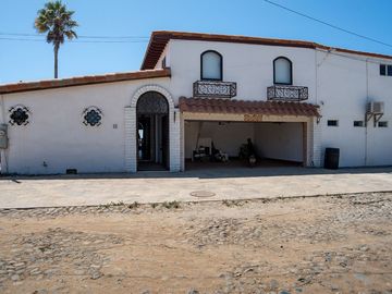 ¡Casa frente al mar con playa de arena por menos de $700 000!