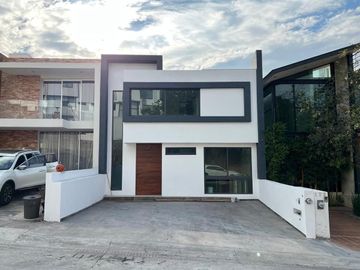CASA NUEVA EN PRE-VENTA ALTOZANO MORELIA, HERMOSA VISTA PANORÁMICA, DE 3 NIVELES