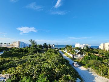 TOWNHOUSES de tres niveles cerca de la playa.