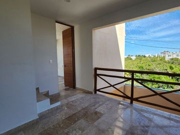 TOWNHOUSES de tres niveles cerca de la playa.