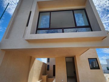 TOWNHOUSES de tres niveles cerca de la playa.