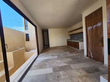 TOWNHOUSES de tres niveles cerca de la playa.