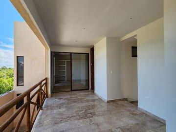 TOWNHOUSES de tres niveles cerca de la playa.