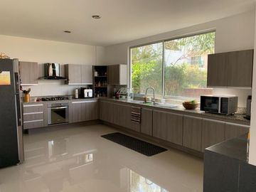 CASA EN VENTA EN LOMAS DE ANGELOPOLIS