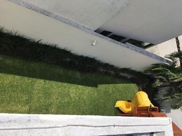LOMAS DEL SOL, Casa en VENTA con amplio jardin de 150 m2 y estancia de TV