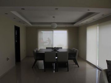 LOMAS DEL SOL, Casa en VENTA con amplio jardin de 150 m2 y estancia de TV