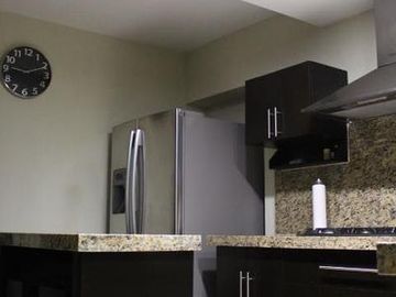 LOMAS DEL SOL, Casa en VENTA con amplio jardin de 150 m2 y estancia de TV