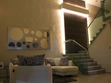 LOMAS DEL SOL, Casa en VENTA con amplio jardin de 150 m2 y estancia de TV