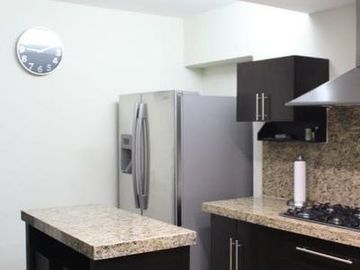 LOMAS DEL SOL, Casa en VENTA con amplio jardin de 150 m2 y estancia de TV