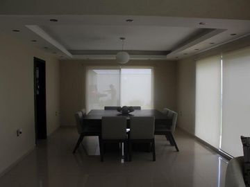 LOMAS DEL SOL, Casa en VENTA con amplio jardin de 150 m2 y estancia de TV