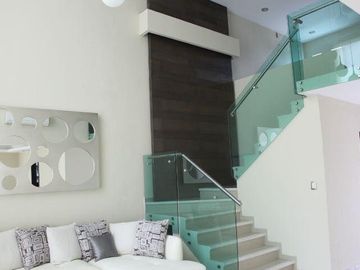 LOMAS DEL SOL, Casa en VENTA con amplio jardin de 150 m2 y estancia de TV