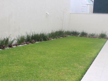 LOMAS DEL SOL, Casa en VENTA con amplio jardin de 150 m2 y estancia de TV
