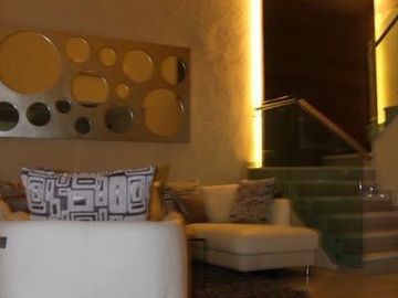 LOMAS DEL SOL, Casa en VENTA con amplio jardin de 150 m2 y estancia de TV