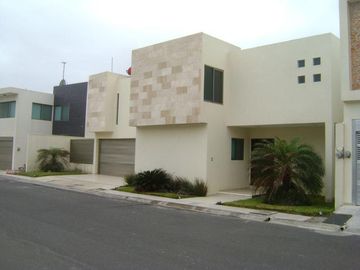 LOMAS DEL SOL, Casa en VENTA con amplio jardin de 150 m2 y estancia de TV
