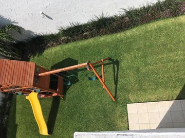 LOMAS DEL SOL, Casa en VENTA con amplio jardin de 150 m2 y estancia de TV