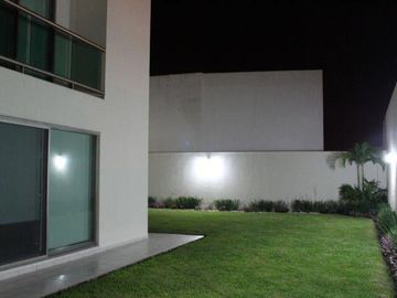 LOMAS DEL SOL, Casa en VENTA con amplio jardin de 150 m2 y estancia de TV