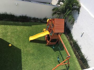 LOMAS DEL SOL, Casa en VENTA con amplio jardin de 150 m2 y estancia de TV