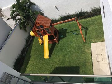 LOMAS DEL SOL, Casa en VENTA con amplio jardin de 150 m2 y estancia de TV