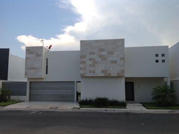 LOMAS DEL SOL, Casa en VENTA con amplio jardin de 150 m2 y estancia de TV