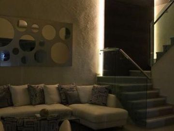 LOMAS DEL SOL, Casa en VENTA con amplio jardin de 150 m2 y estancia de TV