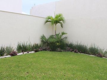 LOMAS DEL SOL, Casa en VENTA con amplio jardin de 150 m2 y estancia de TV