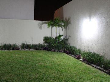 LOMAS DEL SOL, Casa en VENTA con amplio jardin de 150 m2 y estancia de TV