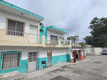 Casa con Local Comercial en Santa Ana