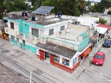 Casa con Local Comercial en Santa Ana