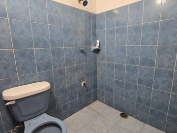 Casa con Local Comercial en Santa Ana