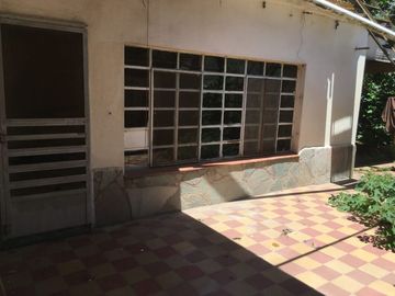 CASA CON AMPLIO FONDO LIBRE  EN VENTA EN LONGCHAMPS