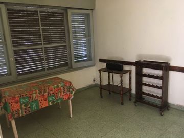 CASA CON AMPLIO FONDO LIBRE  EN VENTA EN LONGCHAMPS