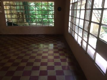 CASA CON AMPLIO FONDO LIBRE  EN VENTA EN LONGCHAMPS